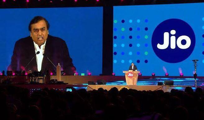 এছাড়াও নতুন সেট টপ বক্স আনছে জিও। অ্যানড্রয়েড স্মার্টফোন, অ্যাপেল টিভিতে লাগানো যাবে সেটি।