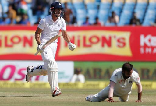 রাজকোট টেস্টের দ্বিতীয় ইনিংসে শতরান করে এক নয়া নজির গড়লেন ইংল্যান্ডের অধিনায়ক অ্যালেস্টার কুক। ভারতের মাটিতে টেস্টে সবচেয়ে বেশি শতরানকারী বিদেশি ক্রিকেটার এখন কুক