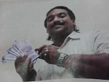 ১,৬০,০০০ টাকা ! ২০০০-এর নোটের গোছা নাড়িয়ে উল্লাস অনাবাসী ভারতীয়র