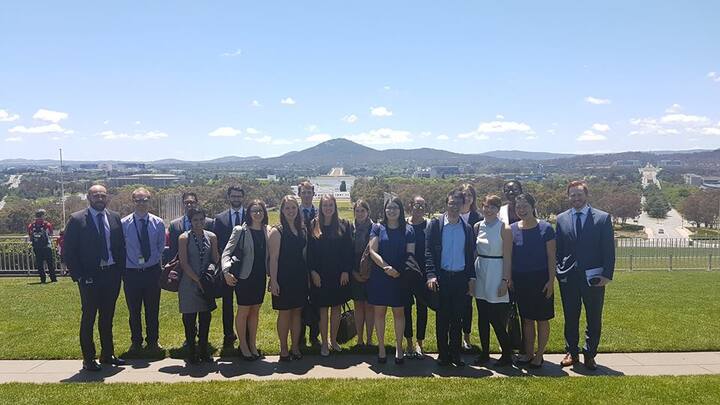 অস্ট্রেলিয়ার শিক্ষামন্ত্রী সাইমন বার্মিংহ্যাম জানিয়েছেন, ২০১৭ সাল থেকে ইতালিয়ান ও স্প্যানিশ এবং ২০১৮ সাল থেকে হিন্দি ও আধুনিক গ্রিক ভাষা শেখানো হবে প্রাক-বিদ্যালয় কোর্সে