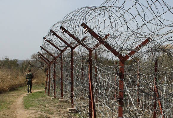 Army Chief Asks Troops To Be Alert On Loc As Pak Resorts To Unprovoked Firing And Shelling ৭ জওয়ান মৃত্যুর ‘বদলা’! নিয়ন্ত্রণরেখায় গুলি পাকিস্তানের, সেনাকে সতর্ক থাকার নির্দেশ