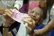 আমদাবাদে ব্যাঙ্ক থেকে টাকা ভাঙালেন প্রধানমন্ত্রীর মা