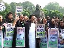 সুর চড়িয়ে নোট ইস্যুতে সংসদের সামনে প্ল্যাকার্ড-কালো পোশাকে ধর্নায় তৃণমূল