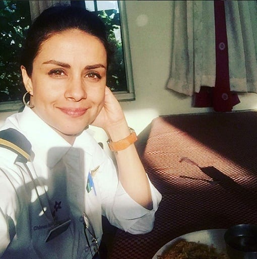 স্বপ্নের বিমানের পাশে গুল পানাং