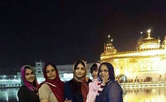 বাড়িতে সবারই প্রিয় আরাধ্যা। তবে মায়ের সঙ্গেই তাকে বেশি দেখা যায়