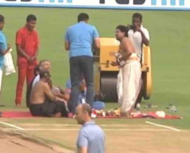 খেলা শুরু হওয়ার আগের দিন অন্ধ্র প্রদেশ ক্রিকেট অ্যাসোসিয়েশনের কর্তারা পিচ পুজোর আয়োজন করেছিলেন। রীতিমতো পুরোহিত এনে ঘটা করে পুজো হল