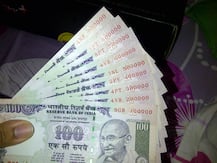 ফাঁদে পড়ে ঘুষের টাকা গিলে খাওয়ার চেষ্টা মহিলা পুলিশের