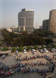 দেখুন: নোট বাতিলের জেরে কেমনভাবে লাইনে দাঁড়িয়েছে গোটা দেশ