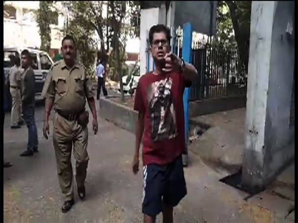 খেলনা বন্দুক ঠেকিয়ে পুরনো নোটে বিদুত্যের বিল জমা নেওয়ার জন্য চাপ, গ্রেফতার আইনজীবী Lawyer Came With A Gun Threaten Electricity Officials To Accept Bill In Old Notes খেলনা বন্দুক ঠেকিয়ে পুরনো নোটে বিদুত্যের বিল জমা নেওয়ার জন্য চাপ, গ্রেফতার আইনজীবী