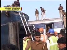 দুমড়ে-মুচড়ে যাওয়া বগি থেকে উদ্ধার দুই শিশু