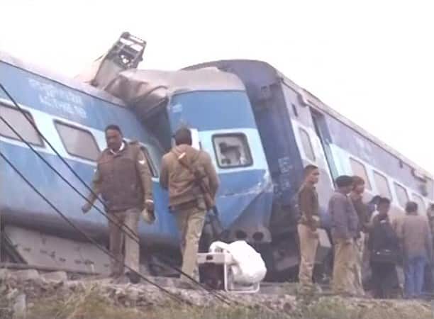 অন্যদিকে, উত্তর প্রদেশ সরকারের তরফে নিহতদের পরিবার পিছু ৫ লক্ষ টাকা ঘোষণা করেছে। গুরুতর আহতরা পাবেন ৫০ হাজার টাকা। আর আহতদের ২৫ হাজার টাকা ক্ষতিপূরণ দেওয়া হবে। ট্রেনটি যেহেতু মধ্যপ্রদেশ যাচ্ছিল তাই ক্ষতিপূরণ ঘোষণা করেছে মধ্যপ্রদেশ সরকারও। নিহতদের আত্মীয়দের ২ লক্ষ টাকা ও আহতদের ৫০ হাজার টাকা দেওয়া হবে।