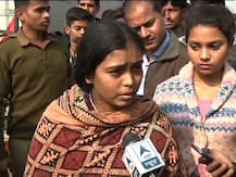 দুর্ঘটনায় ছারখার স্বপ্ন, ট্রেনের চ্যাপ্টা কামরায় বাবাকে খুঁজে চলেছেন বিয়ের পিঁড়িতে বসতে চলা তরুণী