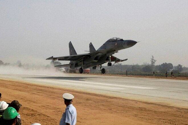 Iaf Jets Touch Down For Opening Of Agra Lucknow Expressway যুদ্ধবিমান অবতরণ করে উদ্বোধন হল আগরা-লখনউ এক্সপ্রেসওয়ের