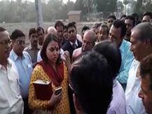 নোট বাতিল: বর্ধমানের ভাতারে কৃষকদের বিক্ষোভের মুখে কেন্দ্রীয় দল