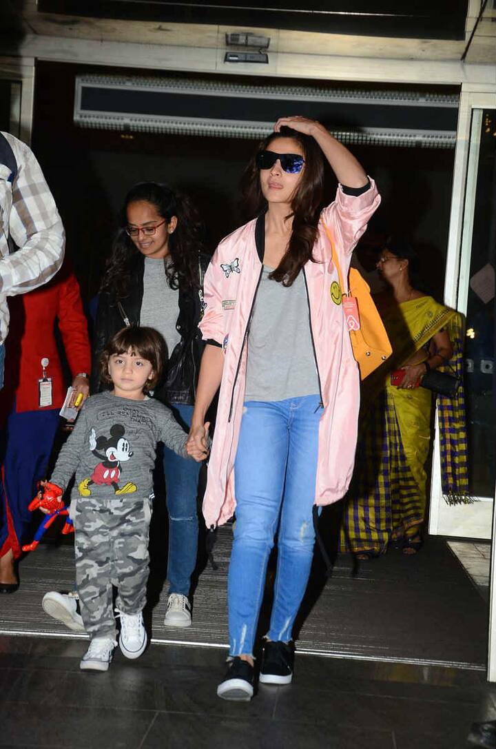 বেশিরবাগ সময় আব্রামকে দেখা গেছে বাবা শাহরুখের কোলে। এখন অবশ্য ও দিব্যি হাঁটছিল।