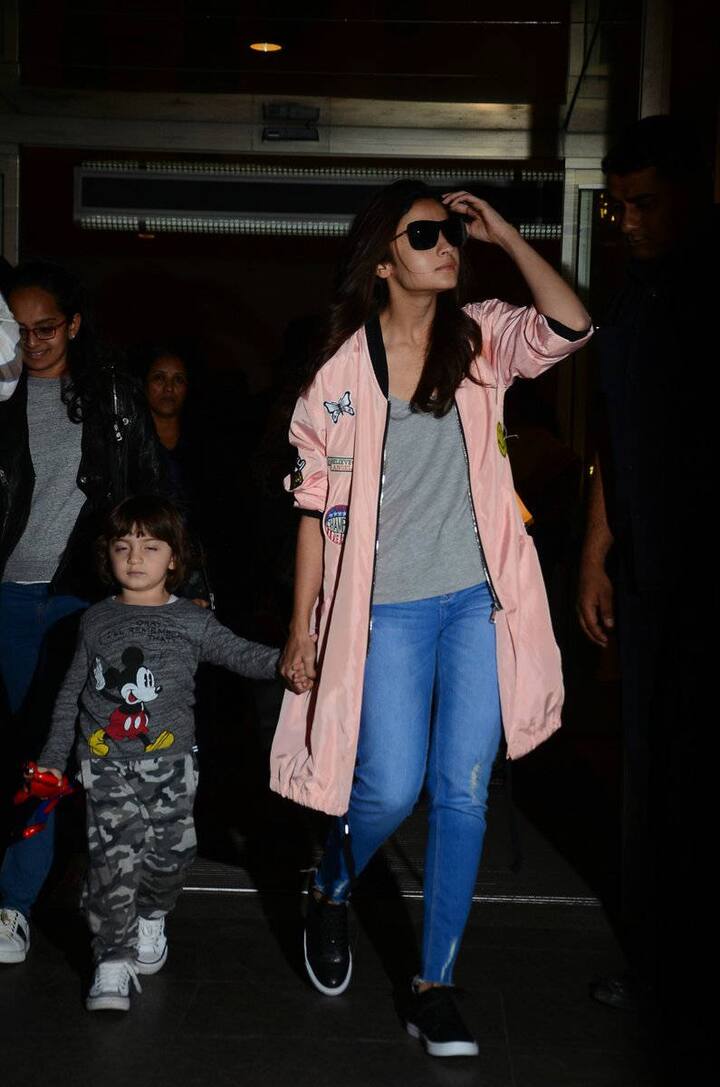 শাহরুখ, আলিয়া দুজনের পরনেই ছিল ক্যাজুয়ালস। তবে সকলের নজর কেড়ে নেয় ৩ বছরের আব্রাম।