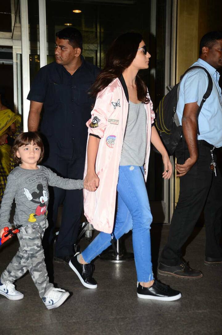 হাতে একটি স্পাইডারম্যান খেলনা নিয়ে দিব্যি স্মার্টলি পাপারাজ্জিদের ক্যামেরার দিকে তাকায় সে।