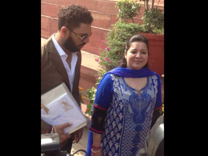 এদিন সংসদ ভবনে গিয়ে প্রধানমন্ত্রী নরেন্দ্র মোদীকে নিমন্ত্রণ করে আসলেন যুবি ও তাঁর মা শবনম।