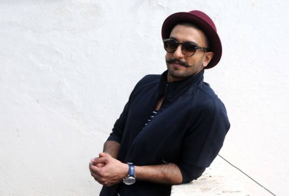 বিয়ের আসরে আধঘন্টা থাকলেই ২ কোটি টাকা! অফার ফেরালেন রণবীর, কেন জানেন? Why did Ranveer Singh reject whopping 2 crore offer to appear at a wedding function? বিয়ের আসরে আধঘন্টা থাকলেই ২ কোটি টাকা! অফার ফেরালেন রণবীর, কেন জানেন?