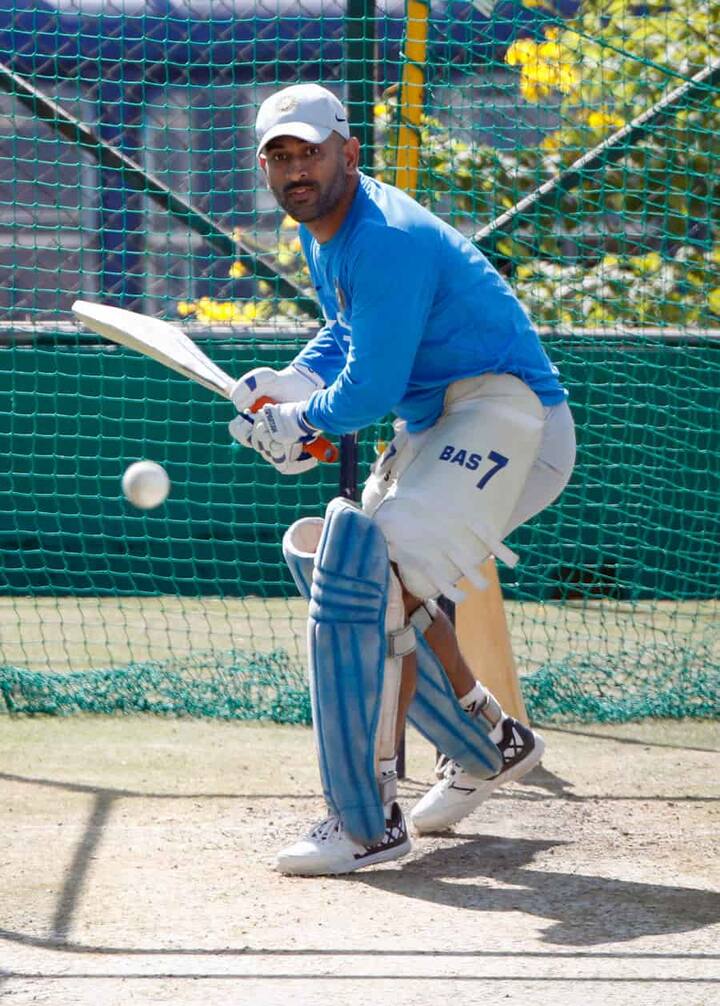 চলতি বছরে আর আন্তর্জাতিক ক্রিকেটে দেখা যাবে না ধোনিকে। আগামী বছর ইংল্যান্ডের বিরুদ্ধে তিন ম্যাচের একদিনের সিরিজে তিনি ভারতীয় দলের নেতৃত্বে থাকবেন। ছবি সৌজন্যে এপি