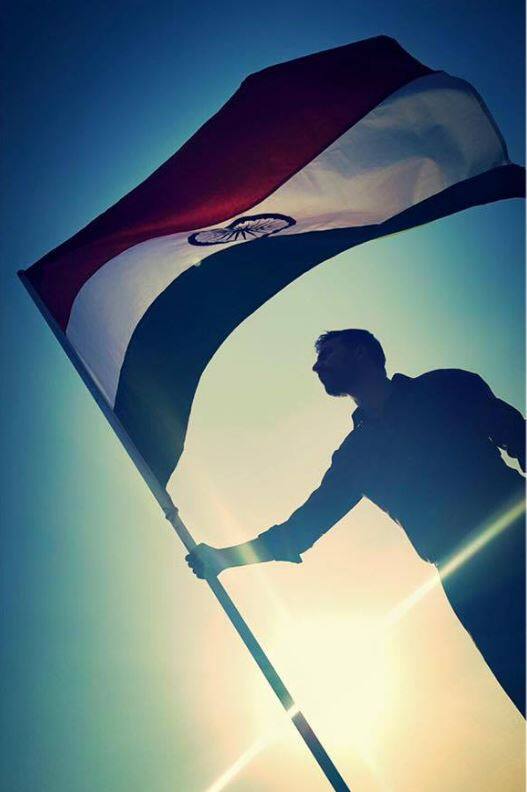 অক্ষয় আরও বলেছেন, সীমান্তে যাঁরা প্রাণ দিচ্ছেন, তাঁদের কথা ভাবুন। ১৯জন জওয়ান শহিদ হয়েছেন। ২৪ বছরের এক যুবক বারামুলায় শহিদ হয়েছেন। তাঁদের বর্তমান ও ভবিষ্যতের চিন্তা হয় আমার। ওঁরা আছেন বলেই আমি আছি। আপনারা আছেন। ওঁরা আছেন তাই ভারতবর্ষ আছে। 