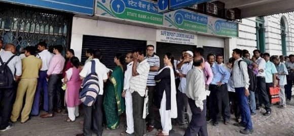 Irate Customers Vandalise Sbi Branches In Manipur নোট বাতিল: মণিপুরে ব্যাঙ্কে ভাঙচুর উত্তেজিত জনতার