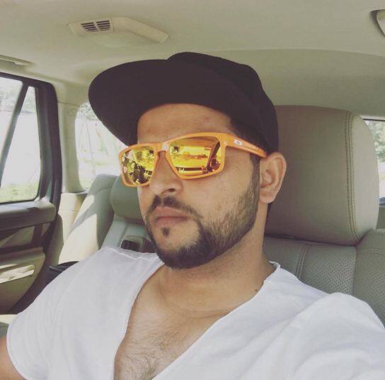 ২০১৩ সালে রায়না তাঁর বাবার জন্মদিনে একটি পোর্শে বক্সটার লিমিটেড এডিশন গাড়ি কেনেন। (ছবি- ইনস্টাগ্রাম/সুরেশ রায়না)