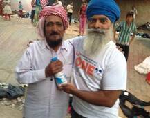 যুদ্ধবিধ্বস্ত ইরাকে উদ্বাস্তুদের অন্ন তুলে দিচ্ছেন এই ব্রিটিশ শিখ