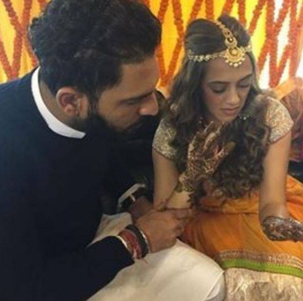 দাড়িতে যুবরাজকে হ্যান্ডসাম লাগছে। অন্যদিকে, মেহেন্দি-হাতে হেজেল হাসিমুখে পোজ দিচ্ছেন। ছবি সৌজন্য - ইনস্টাগ্রাম