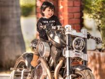 বাপ কা বেটি! মাত্র দেড় বছর বয়সে বাইকে সওয়ার ধোনি কন্যা