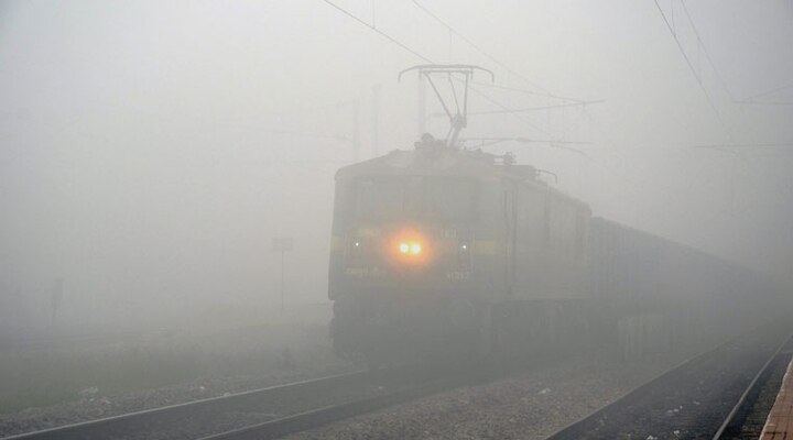 howrah station bouns trains running late due to fog in north India উত্তর ভারতে ঘন কুয়াশার জেরে দেরিতে চলছে হাওড়াগামী একাধিক দূরপাল্লার ট্রেন