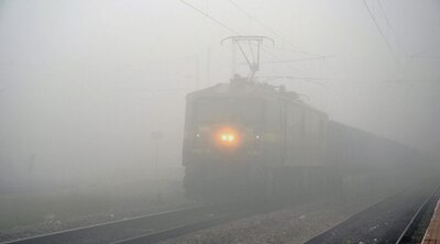 howrah station bound train services disrupts today due to fog ঘন কুয়াশার জেরে আজও ব্যাহত হাওড়াগামী ট্রেন চলাচল