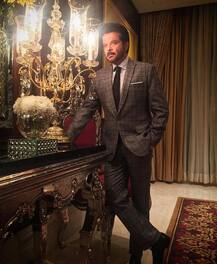 দেখুন, এটিএমের লাইনে দাঁড়িয়ে ভক্তদের সঙ্গে সেলফি তুললেন অনিল কপূর