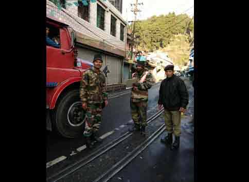 ডুয়ার্সে একাধিক জায়গাতেও দিনভর একই কাজ করতে দেখা গিয়েছে সেনাকে।