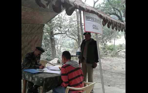 জলপাইগুড়ির বানারহাট, গয়েরকাটা ও তেলিপাড়ায় ৩১ নম্বর জাতীয় সড়কে মোতায়েন সেনা। চলছে গাড়ি সংক্রান্ত তথ্য সংগ্রহের কাজ।