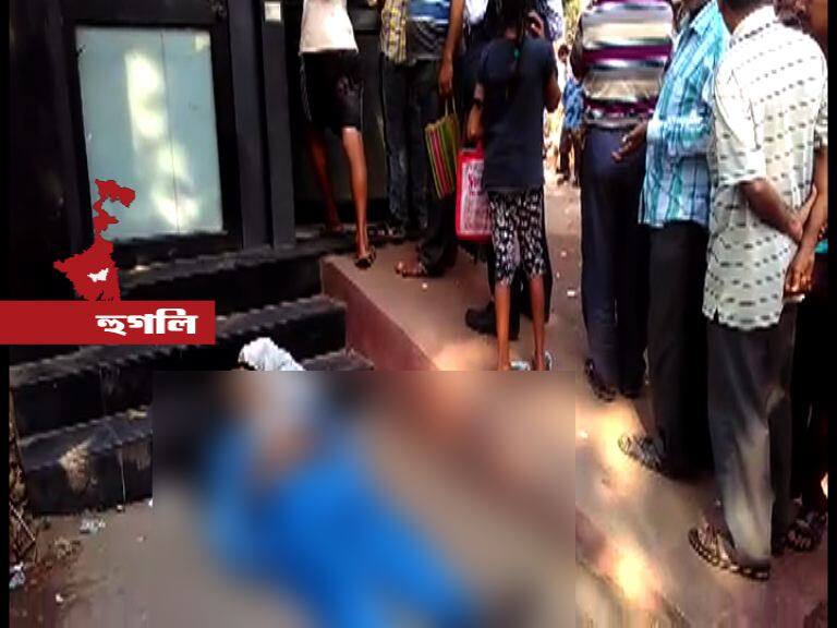 নোট সঙ্কট: প্রশ্নের মুখে মানুষের মানবিকতা, এটিএমের লাইনে দাঁড়িয়ে মৃত্যু ব্যক্তির, সাহায্যের জন্যে কেউ এগিয়ে এলেন না Today Morning One Man Died Of Heart Attack Standing In Atm Queue নোট সঙ্কট: প্রশ্নের মুখে মানুষের মানবিকতা, এটিএমের লাইনে দাঁড়িয়ে মৃত্যু ব্যক্তির, সাহায্যের জন্যে কেউ এগিয়ে এলেন না