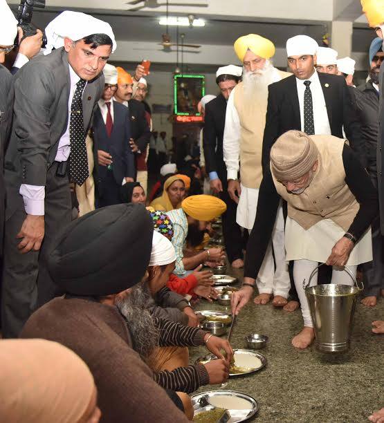 শনিবার সন্ধ্যায় অমৃতসর পৌঁছন গনি। তিনি হার্ট অফ এশিয়া সম্মেলনে শান্তি ও স্থিতাবস্থার জন্য উদ্যোগ নেওয়ার আহ্বান জানাবেন বলেই মনে করছে পর্যবেক্ষক মহল