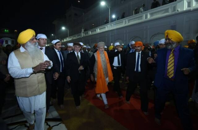 এই সম্মেলন শুরু হওয়ার আগে শনিবার বিখ্যাত স্বর্ণমন্দিরে গেলেন মোদী ও গনি