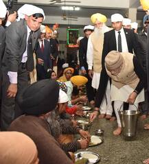 দেখুন, স্বর্ণমন্দিরের লঙ্গরখানায় খাবার পরিবেশন করলেন প্রধানমন্ত্রী