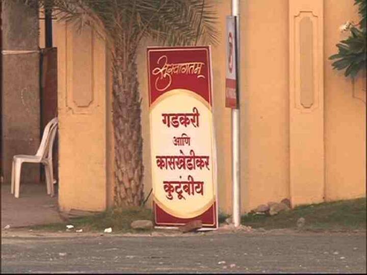 গত দুদিনে নাগপুরগামী কোনও বিমানে টিকিট পাননি সাধারণ যাত্রীরা। গড়কড়ীর তরফে অবশ্য দাবি করা হয়েছে, মোটেই ৫০টা নয়, মাত্র ১০টা বাড়তি বিমান নেমেছে নাগপুরে।