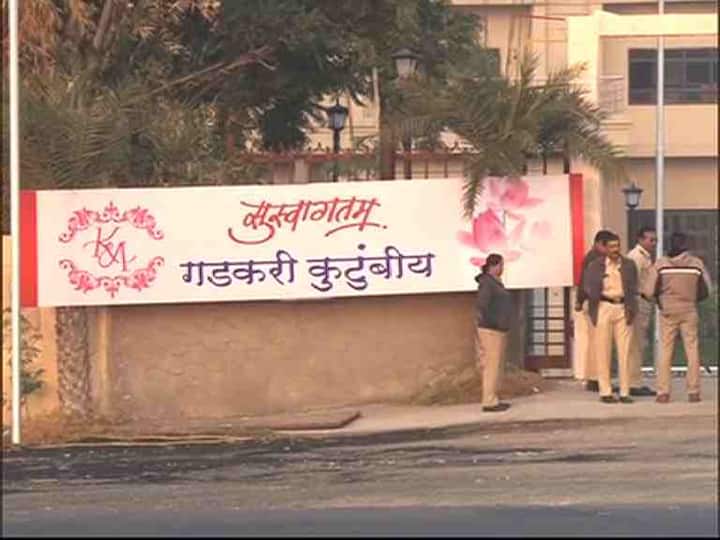 এদিকে মোদী যখন নোট বাতিলের জেরে তৈরি হওয়া আর্থিক সঙ্কট মোকাবিলায় দেশবাসীকে পাশে থাকতে বলছেন, সেখানে তাঁর দলেরই মন্ত্রীর মেয়ের বিয়েতে এমন আয়োজন নিয়ে প্রশ্ন তুলেছেন অনেকেই। 