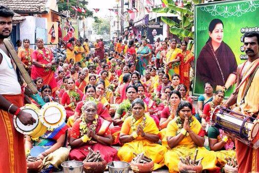 হাসপাতালের সামনে ভিড় করেছেন তাঁর অনুগামীরা।