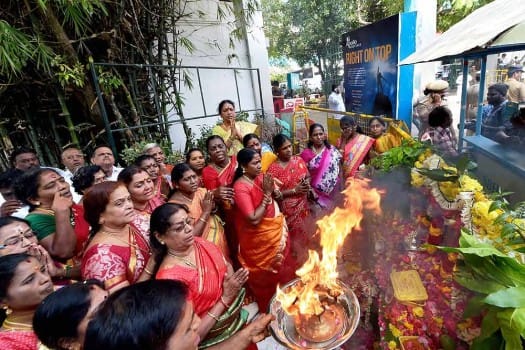 জয়ললিতার শারীরিক অবস্থার কথা জানার পর, হাসপাতাল চত্বরে ভিড় করেছেন এআইএডিএমকে সমর্থকরা। 
