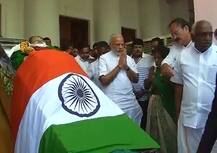 ছবিতে দেখুন: চোখের জলে তামিলনাড়ুর মুখ্যমন্ত্রী জয়ললিতাকে শেষ বিদায় জানালেন ভক্ত-অনুরাগীরা