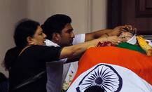 ছবিতে দেখুন: চোখের জলে তামিলনাড়ুর মুখ্যমন্ত্রী জয়ললিতাকে শেষ বিদায় জানালেন ভক্ত-অনুরাগীরা