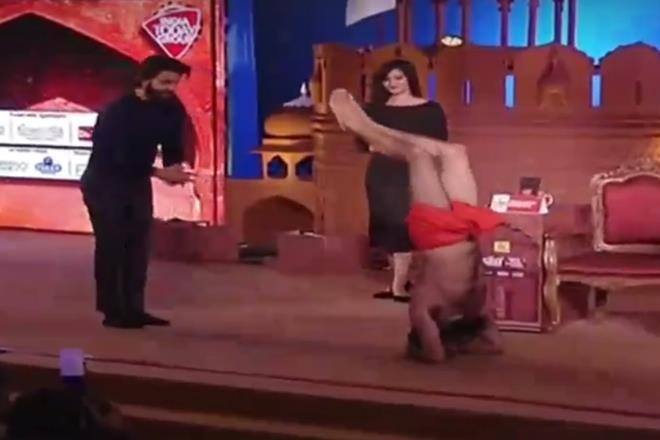 হার স্বীকার করে নেন রণবীর। পা ছুঁয়ে আশীর্বাদ চান রামদেবের কাছ থেকে।