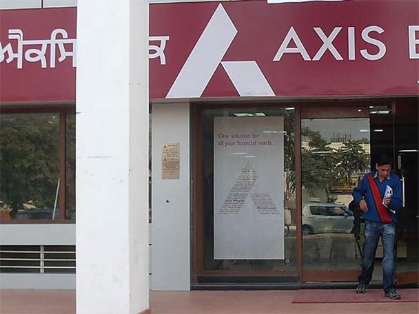 I T Raids Axis Bank Finds Rs 60 Cr In Accounts Of Shell Companies ফের বিতর্কে অ্যাক্সিস ব্যাঙ্ক: এবার ভুয়ো সংস্থার নামে অ্যাকাউন্টে ৬০ কোটির হদিস