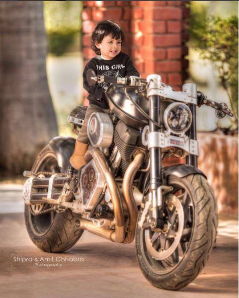 ক’দিন আগে ধোনি ও সাক্ষীর মেয়ে জিভার একটি ফটোশ্যুট হয়েছে। বাবার মত বাইকে চড়ে ছবি তুলেছে সে। পরনে হুডি, ডেনিম আর বাইক বুটস!