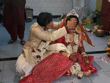 রিল থেকে রিয়েল লাইফে \'ওম-তোড়া\'