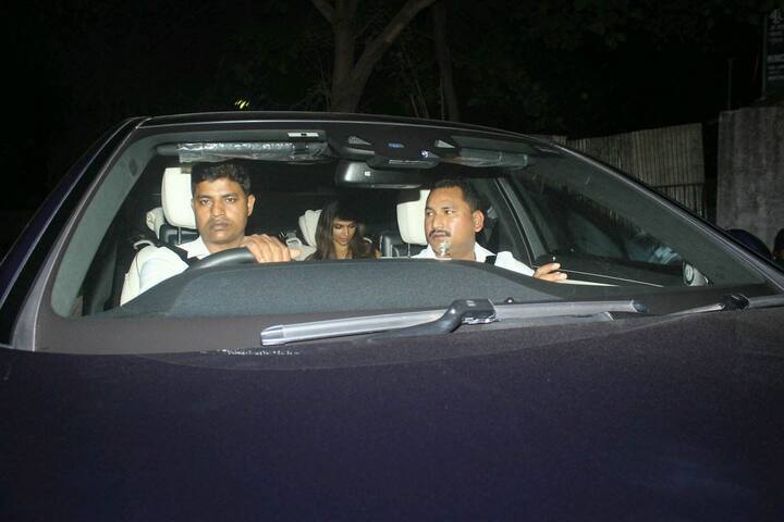 প্রথম সপ্তাহেই ছবিটি দেখে নিয়েছেন অনেক বলি সেলেব। কিন্তু সময় পাননি রণবীরের গার্লফ্রেন্ড দীপিকা পাড়ুকোন। সময় করে শনিবার রাতে যশরাজ স্টুডিওয় ‘বেফিকরে’-র স্ক্রিনিংয়ে যান তিনি।